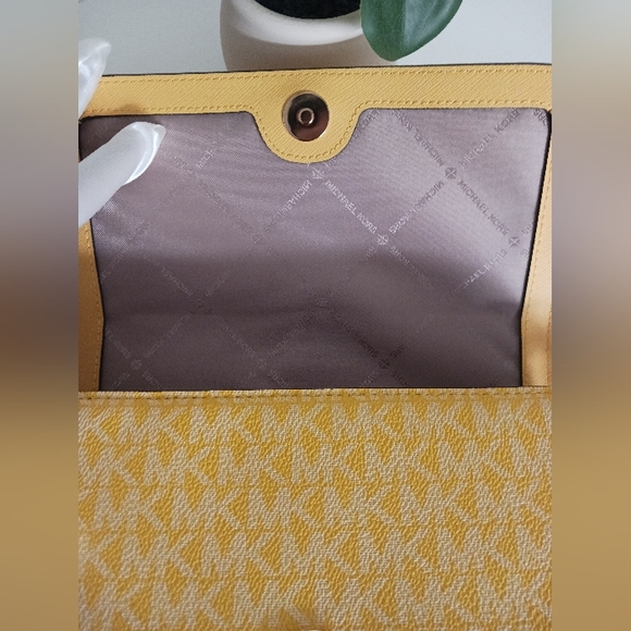 Michael Kors - Medium Logo Convertible Crossbody Bag - Picture 4 of 9